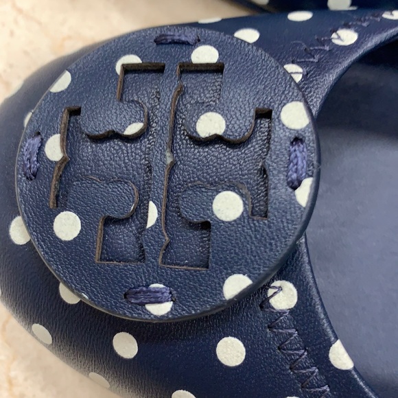 TORY BURCH NAPPA LEATHER TRAVEL BALLET FLATS CLASSIC NAVY DOTS SIZE 8.5 - Picture 13 of 16